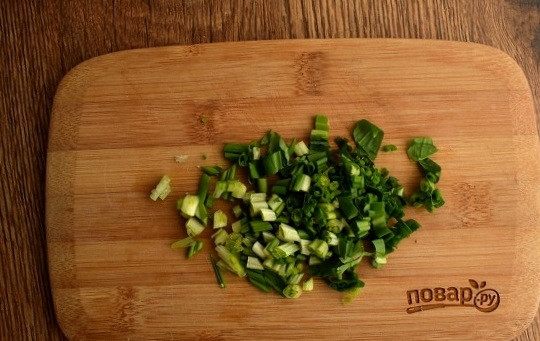 1. Этап. Пшенный суп с грибами: Черемшу измельчите и добавьте в тарелки.