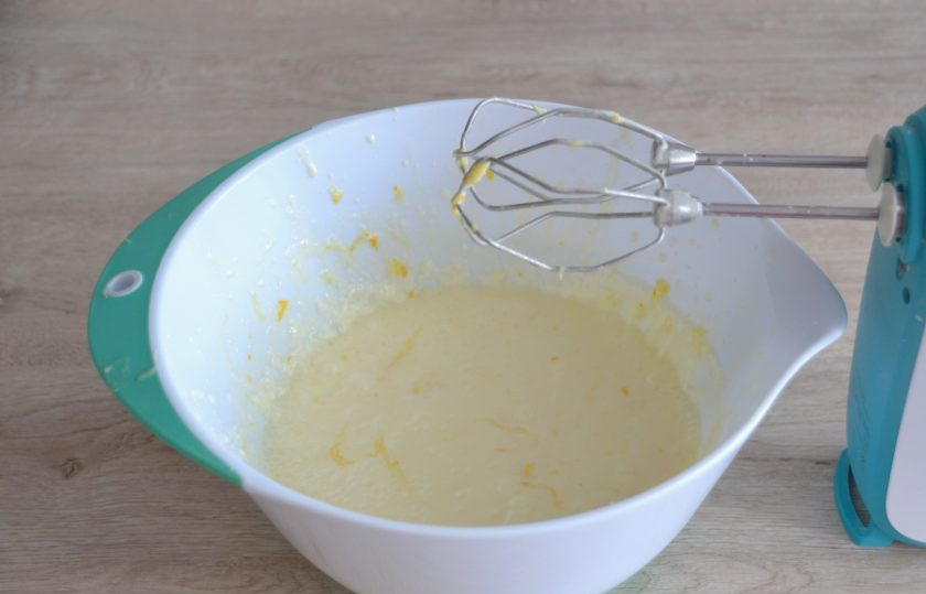 1. Этап. Торт Нежное облако: Влейте во взбитые сливки желатиновую массу, взбейте все вместе.