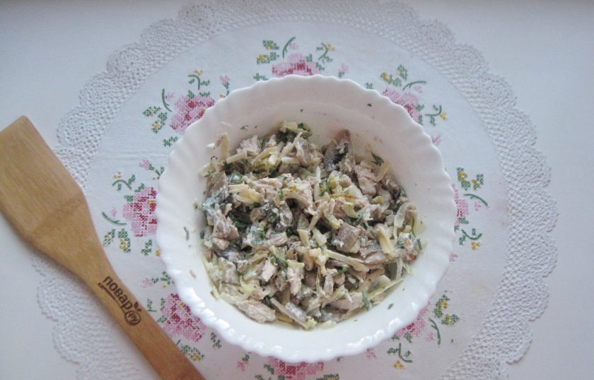 1. Этап. Салат с мясом и жареными шампиньонами: Салат посолите и поперчите по вкусу, перемешайте все ингредиенты.