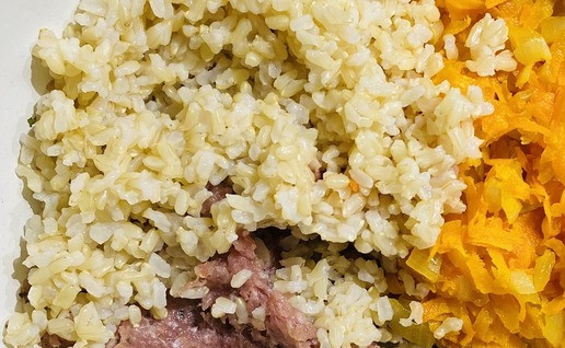 1. Этап. Голубцы с пекинской капустой: Добавить отварной рис к мясу и моркови, все хорошо перемешать