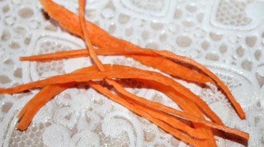 1. Этап. Курица Хе: Морковь промойте, почистите и натрите её на овощерезке или тёрке для корейской морковки.