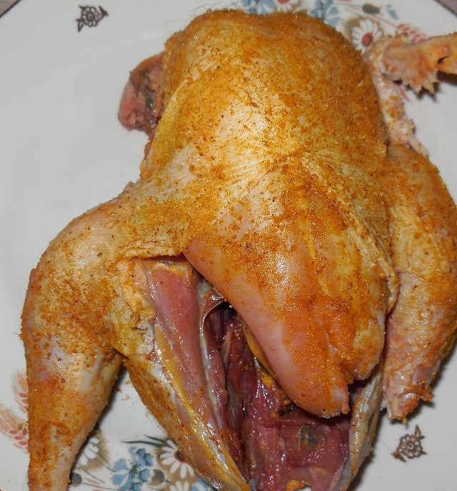 1. Этап. Фазан в духовке: Для начала промойте и обсушите тушку. Затем натрите её со всех сторон смесью из соли с карри. Оставьте фазана мариноваться на 20 минут.