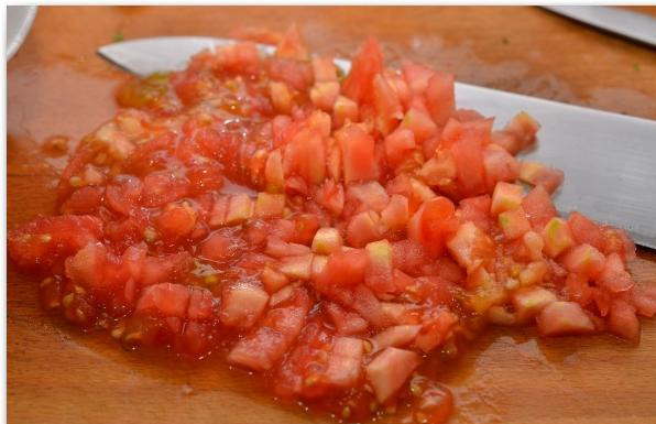 1. Этап. Фаршированные перцы и помидоры: Оставшуюся мякоть помидор мелко нарезаем.