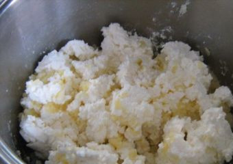 1. Этап. Осетинский пирог с картошкой: Разомните картофель и добавьте к нему творога. Перемешайте.