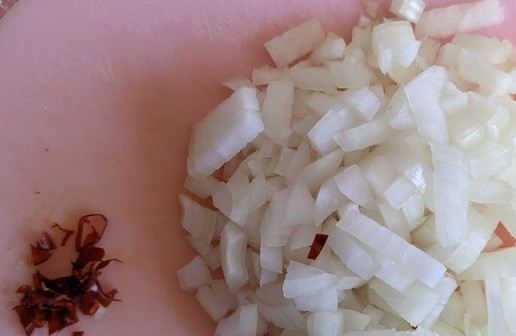 1. Этап. Куриная грудка в кокосово-лаймовом соусе: Пока мясо обжаривается, нарезать лук мелкими кубиками, чили тоже мелко. Натереть цедру лайма и выжать из него сок, надо 2 ст. ложки.