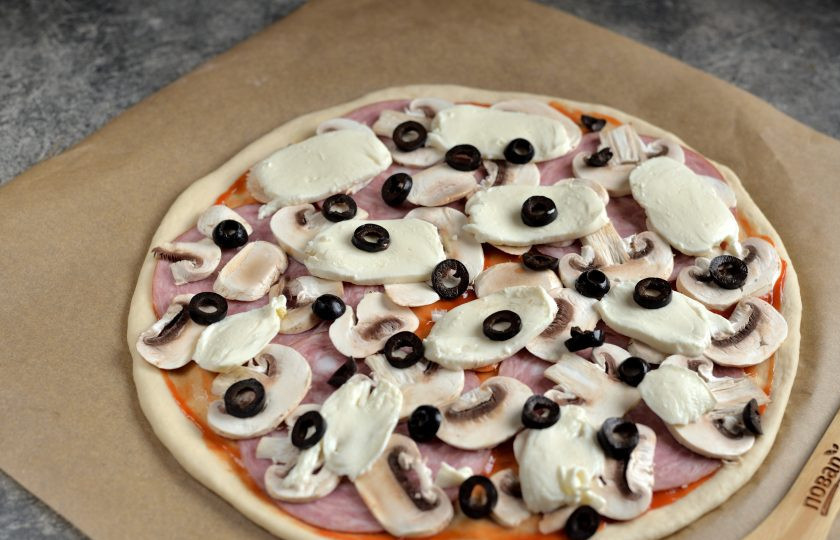 1. Этап. Пицца Каприччио: Моцареллу также нарежьте тонкими ломтиками, разложите на слой грибов, присыпьте кружочками маслин.