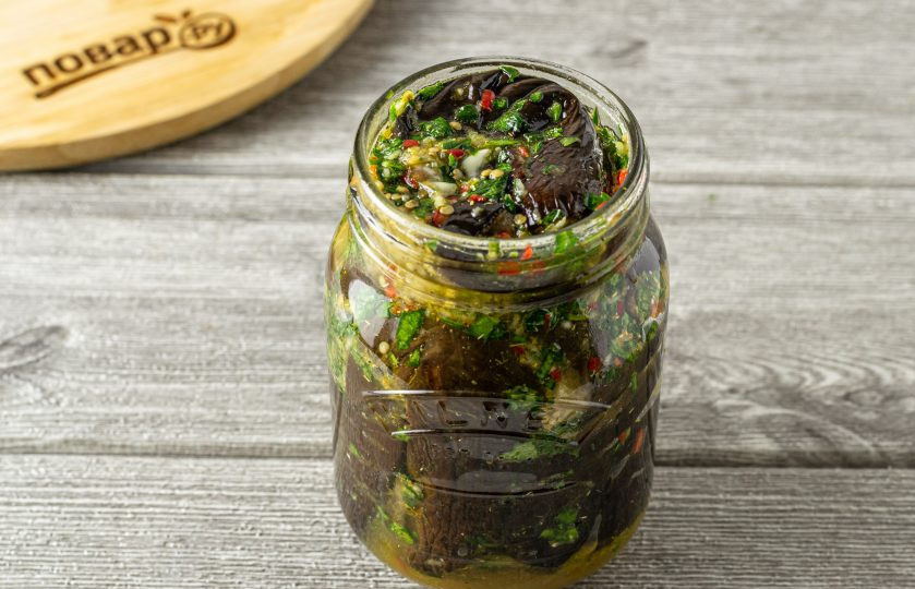 1. Этап. Баклажаны фаршированные на зиму: Плотно выложите баклажаны в чистую стерилизованную банку. Сверху влейте раскаленное масло.