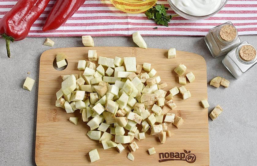 1. Этап. Вкусный соус к макаронам: Баклажаны очистите от кожицы и нарежьте некрупными кубиками.