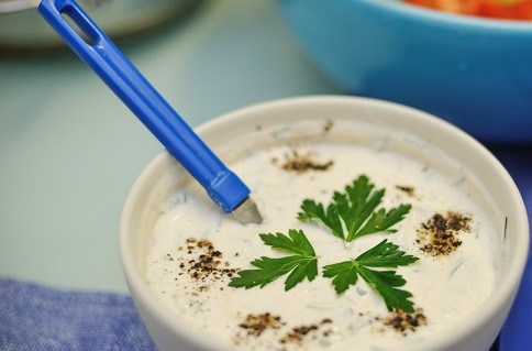 1. Этап. Драники с грибным соусом: 4. Остудите грибы, соедините их со сметаной. Перемешайте все, по желанию добавьте еще немного соли, перца, или других специй. Вымойте и обсушите небольшое количество зелени. Нарежьте её мелко и добавьте к грибам со сметаной. Все еще раз перемешайте, а затем уберите соус в холодильник.