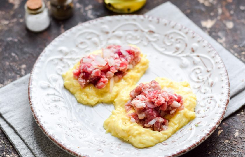 1. Этап. Колдуны из картофеля и мясного фарша: Теперь сформируйте колдуны, часть картофеля покройте фаршем.