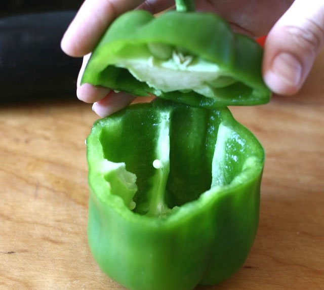 1. Этап. Азербайджанская долма Три сестры: 3. Перцы мою, надрезаю у них шляпку, не срезаю ее полностью. Аккуратно вычищаю семена и внутренние перепонки.