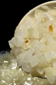 1. Этап. Борщ. Два пути: А второй путь …. В общем, когда я понял, что любимые кислые щи (филологи, молчать!) готовить лучше всего так, как наши предки придумали – с приварком томлённым! то решил я попробовать (если что, правда, не знал про такую борще технологию) применить этот путь к борщу. И вроде бы оно, на первый взгляд то же самое, что и выше описано, но... Получается почему-то действительно и вкуснее, и насыщеннее. И в смысле аромата, и в смысле вкуса того самого — борщёвого. В общем, борщевитостее получается. В чугунок с доведенным на смеси сливочного и растительного масел некрупно нарубленным репчатым луком до предпрозрачности...