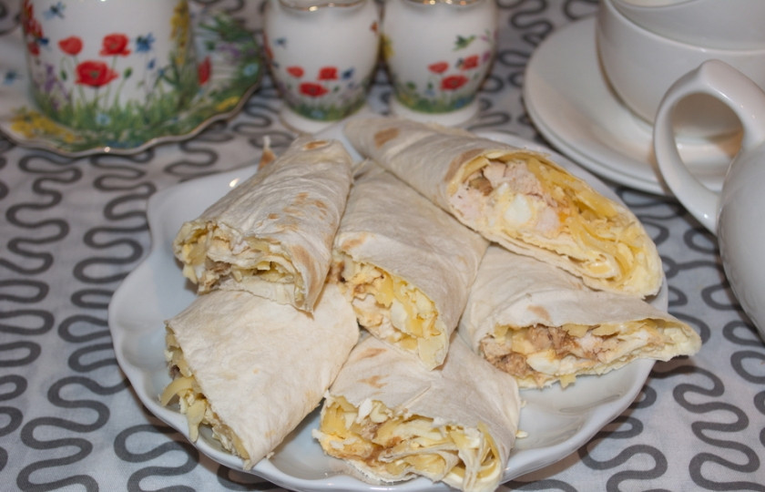 1. Этап. Лаваш с курицей и яйцом: Перед подачей нарежьте лаваш на небольшие рулетики.