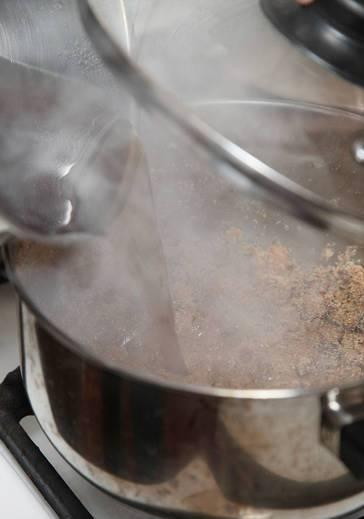 1. Этап. Халава: Все хорошенько перемешиваем и уменьшаем огонь. Затем содержимое кастрюли заливаем готовым сиропом и накрываем крышкой. Будьте аккуратны, так как все начнет очень сильно брызгаться.