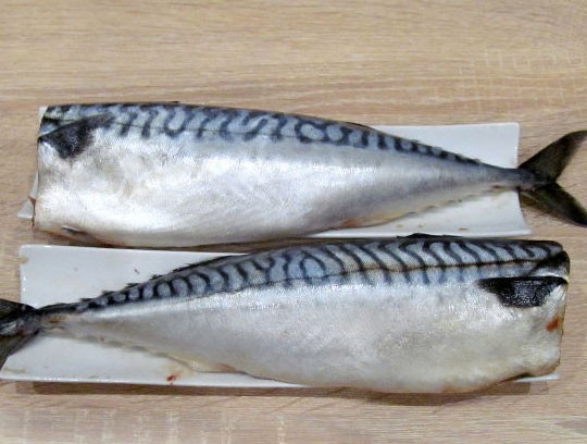 1. Stage. Cold Smoked Mackerel: In mackerel, remove the head and entrails, rinse well under running water. Wipe with wipes.