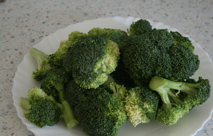 1. Этап. Запеканка из капусты брокколи: Брокколи вымыть и разобрать на соцветия.