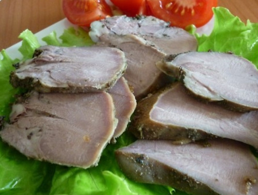 1. Этап. Язык свиной в духовке: 5. Если хотите, снимите шкурку, но она очень тонкая и почти не чувствуется. Подавайте языки после остывания, нарезав их тонкими кусочками.