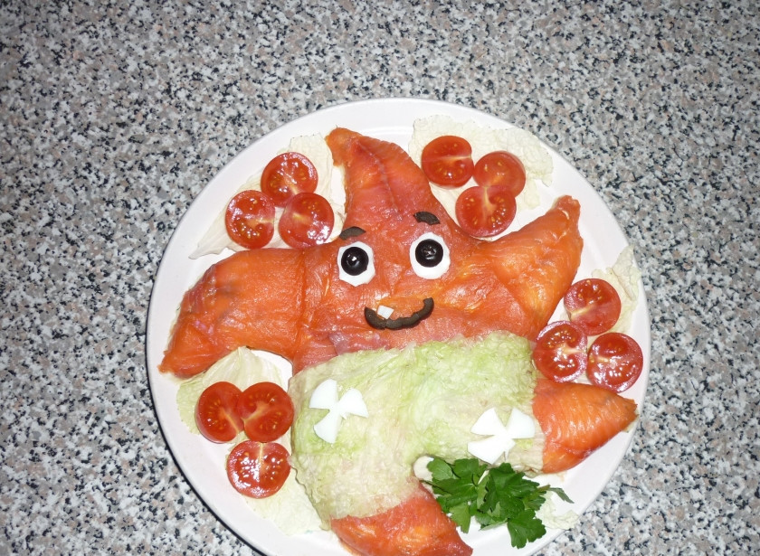 1. Этап. Патрик Звезда: Пекинскую капусту обдаем кипятком, выкладываем штанишки, из яйца делаем глазки, из маслин ротик и зрачки глаз. Выкладываем вокруг ещё пекинской капусты(можно морской капусты) и украшаем помидорами чери. Приятного аппетита!!!