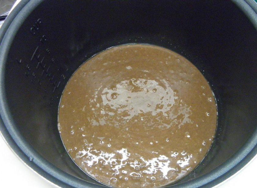 1. Этап. Сметанник шоколадный: 4. Готовое тесто переливаем в антипригарную чашу мультиварки. Лучше предварительно смазать ее маслом сливочным или растительным без запаха. Режим - 