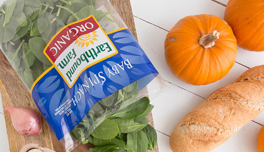 1. Этап. Запеченная тыква целая: Тыквы промойте, срежьте у них верхушки, но не выкидывайте их: они нам ещё понадобятся. Удалите мякоть с семенами. Посолите тыкву, посыпьте специями изнутри. Параллельно разогрейте духовку до 150 градусов.