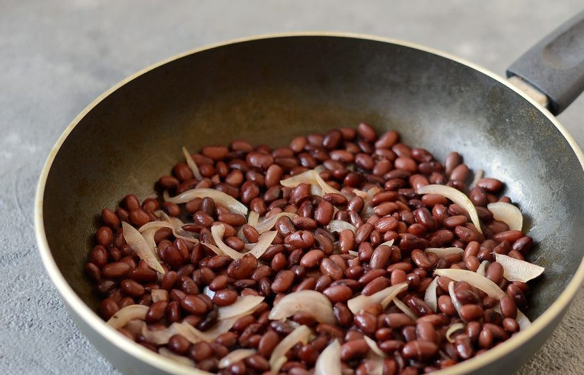 1. Этап. Киркаш: Добавьте фасоль и обжаривайте все вместе еще минут 5.