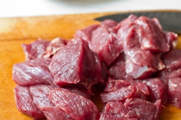 1. Этап. Стифадо из говядины: Мясо режем средними кусочками и кладем в маринад на несколько часов. Тем временем, режем каждую луковицу на 4 части.