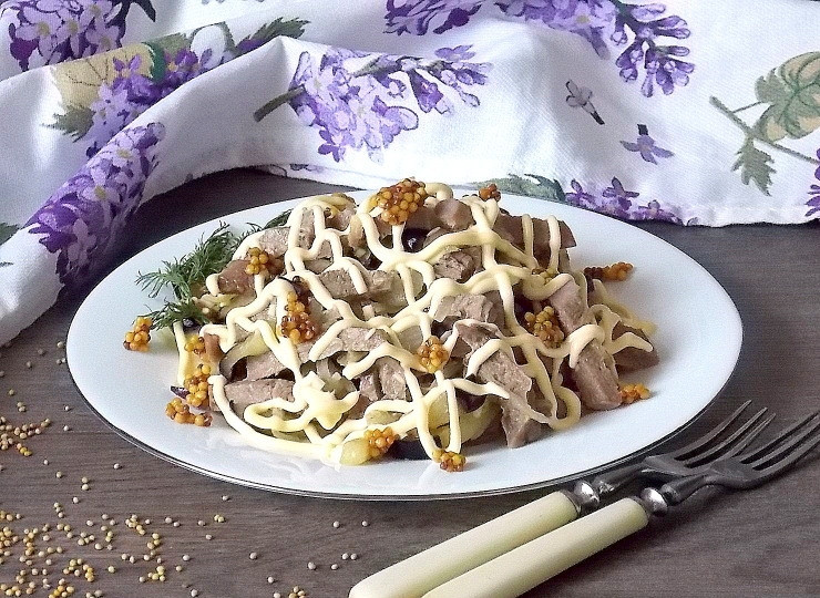 1. Этап. Муравьиная горка: Добавьте зелень и сразу подавайте.