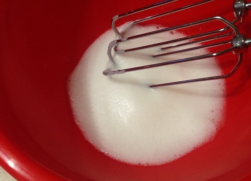 1. Этап. Легкое печенье с кокосом, орехами и шоколадом: 4. Яичный белок взбиваем до мягкой пены.