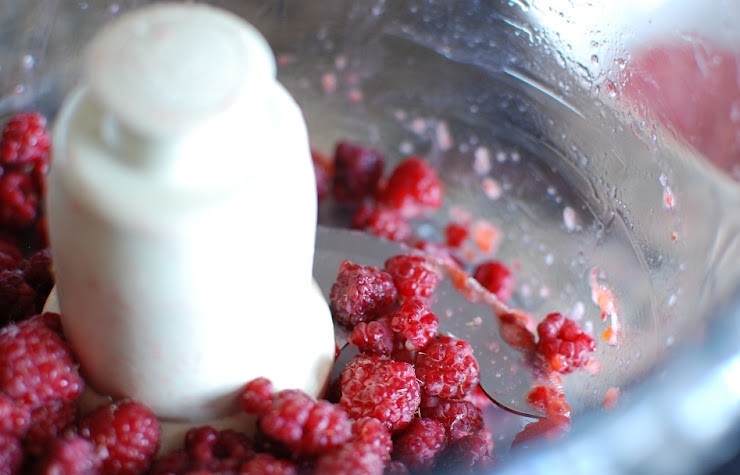 1. Этап. Сырой клубнично-малиновый джем: То же самое делаем с малиной.