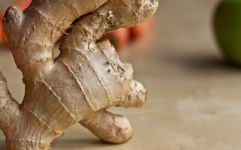 1. Этап. Суп-пюре с яблоками и морковью: Затем к луку добавьте измельчённый чеснок и имбирь. Готовьте ещё 2-3 минуты, помешивая.