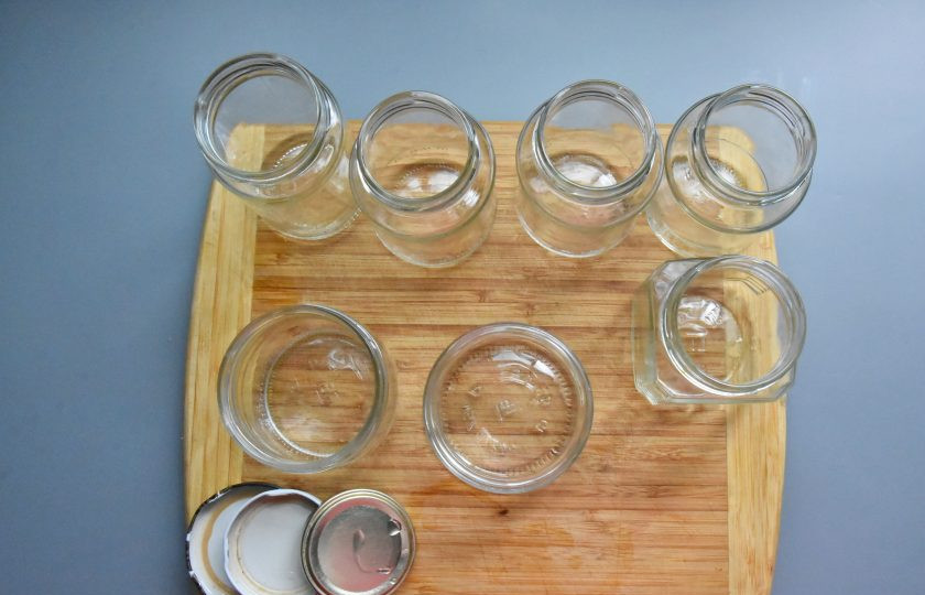 1. Этап. Клубничный джем с бальзамическим уксусом: Так как джем содержит минимальное количество сахара, для сохранности раскладывайте его в горячем виде в предварительно простерилизованные баночки. Закройте баночки с джемом крышками и переверните вверх дном. Накройте баночки с джемом до полного остывания.