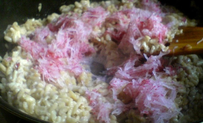 1. Этап. Ризотто весеннее с редисом: Когда рис будет готов, мы добавляем в него сливки и тертый сыр, перемешиваем, затем добавляем тертый редис, опять перемешиваем, снимаем с огня, накрываем крышкой и даем настояться 5 минут. Приятного аппетита!