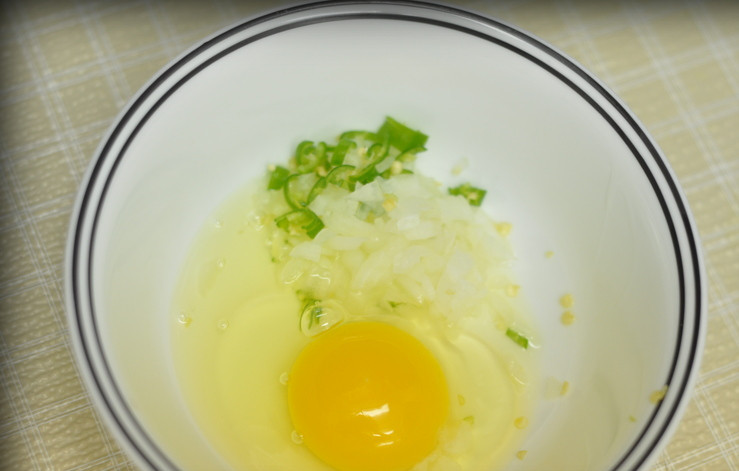 1. Этап. Омлет с молоком и сыром: 2. К измельченным овощам вбить яйцо.