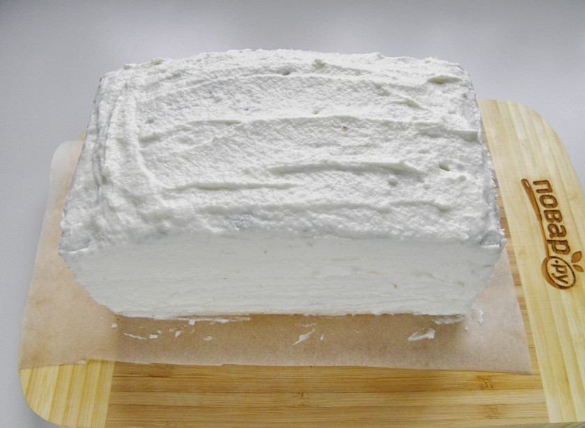 1. Этап. Ленивый медовик: Каждый корж смажьте кремом. Соберите тортик. Верх и бока тоже тщательно промажьте кремом.