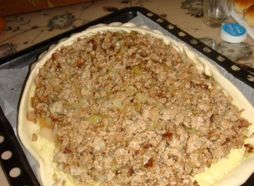 1. Этап. Пирог ЧЕРЕПАШКА: Сверху на картофель выкладываем слоями грибы и фарш.