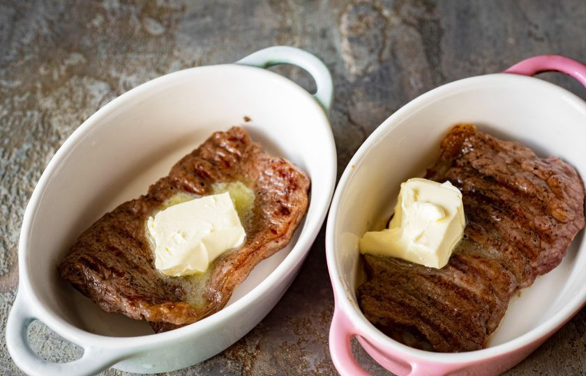 1. Этап. Нежная говядина под ягодным соусом: Обжаренные говяжьи стейки выложите в форму для запекания и поверх каждого стейка положите кусочек масла — по 20 грамм на один стейк. Форму со стейками затяните пищевой фольгой и отправьте запекаться стейки в уже разогретую до 180 градусов духовку на 35 минут.