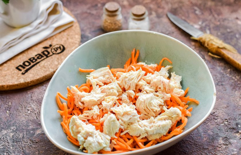 1. Этап. Салат новогодний Фурор: Куриное филе заранее отварите и остудите в бульоне, так оно будет более нежным и мягким. Нарежьте филе средними кусочками и добавьте в салат.