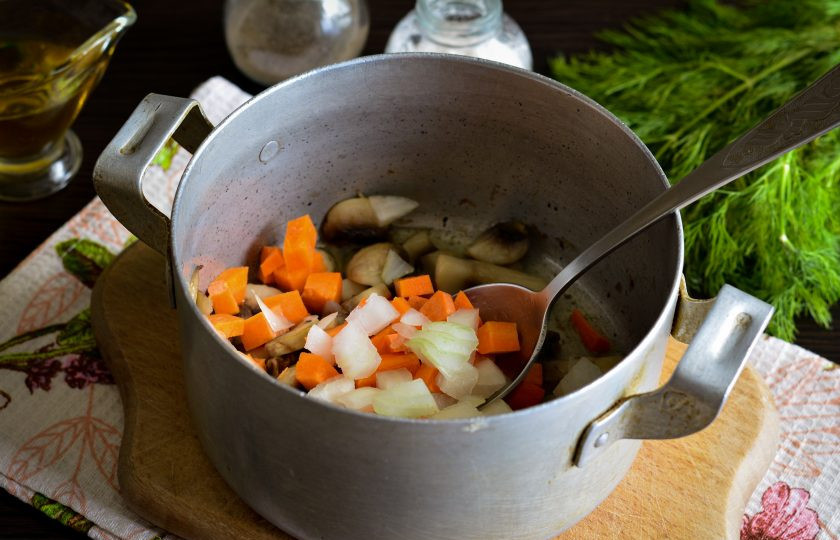 1. Этап. Грибной холодный суп на воде: Добавьте в кастрюлю с грибами овощи и пассеруйте все вместе еще 3-4 минуты. Добавьте соль и перец по вкусу.