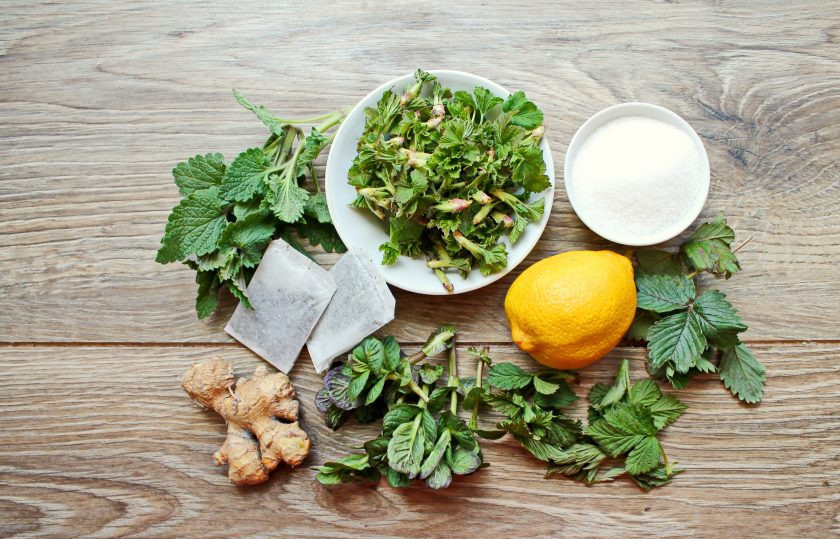 1. Этап. Холодный зеленый чай: Подготовьте все необходимые ингредиенты для приготовления холодного зеленого чая. Зелень и лимон вымойте.