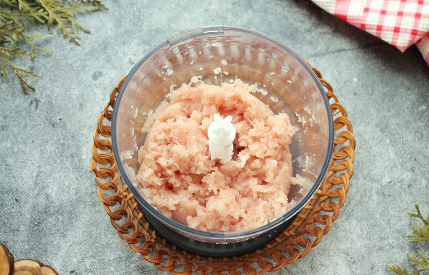 1. Этап. Суфле из кролика: Филе кролика порежьте на кусочки и выложите в чашу блендера. Пробейте мясо в фарш.