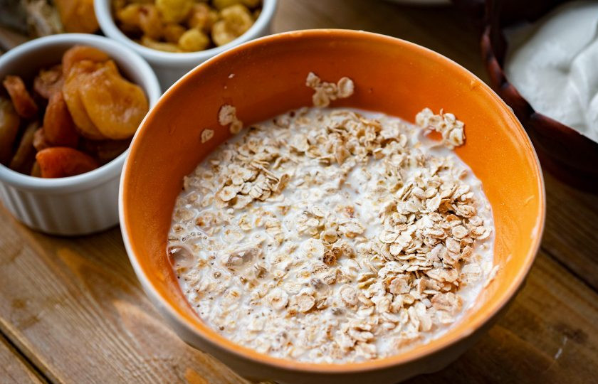 1. Этап. Тыквенно-овсяный пирог: Овсяные хлопья выложите в удобную мисочку, залейте молоком и оставьте на 20 минут.