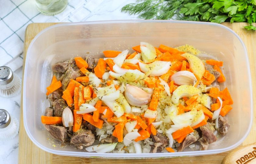 1. Этап. Плов в пароварке: Промойте зубчики чеснока, но не очищайте их. Добавьте в емкость вместе с приправой, зирой и т.д. Аккуратно все перемешайте.