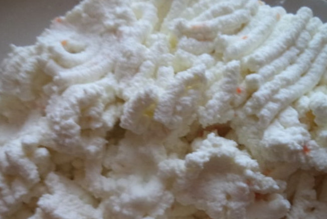 1. Этап. Манный пудинг из творога с морковью: Творог протираем через сито.