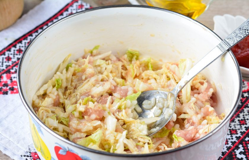 1. Этап. Ленивые голубцы с пекинской капустой: Перемешайте фарш для голубцов, посолите и поперчите.