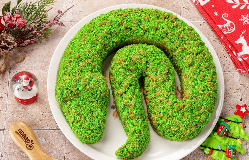 1. Этап. Новогодний торт Зеленая Змея: Украшение — это полный простор для вашей фантазии. Я украсила верх кокосовой стружкой зелёного цвета, весь остальной декор у меня из мастики. Мастику сейчас можно свободно купить на любых маркетплейсах, если покупать небольшие упаковки в ассортименте, то обойдётся она вам совершенно недорого. Можете украсить торт растопленным шоколадом или любым кондитерским декором.