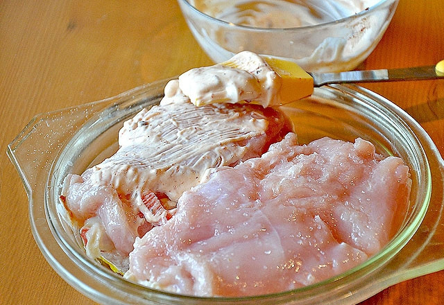 1. Этап. Куриные конвертики: Грудку сверните конвертиком. Жаропрочную форму смажьте растительным маслом, чтобы в процессе запекания мясо не прилипало к ней. Выложите в форму куриные конвертики. Сверху смажьте их майонезом при помощи силиконовой кисти.