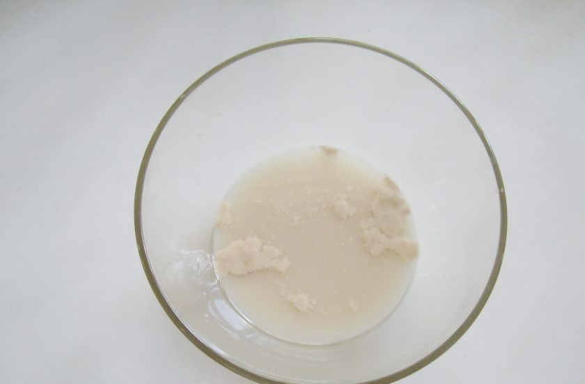 1. Этап. Жареные пирожки со сливовым джемом: В миску налейте теплую воду и добавьте дрожжи. У меня прессованные. Сухих потребуется 7-8 грамм. Всыпьте сахар и дайте дрожжам активироваться. Через 10-15 минут они вспенятся.