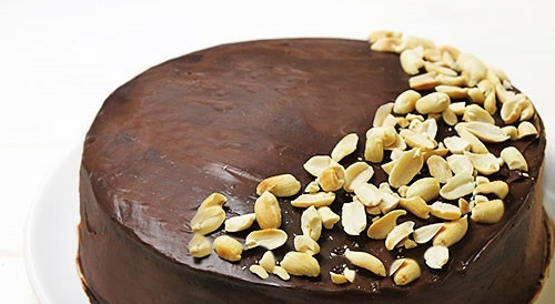 1. Этап. Торт Сникерс с безе: 22. И по желанию украсьте орешками. Вот такая красота! Перед подачей ему нужно дать настояться, чтобы тортик хорошо пропитался. Приятного чаепития.