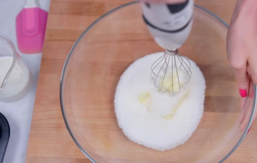 1. Этап. Шоколадные капкейки с клубничным кремом: 1. Приготовьте сухую часть теста: просейте через сито муку, какао, разрыхлитель, соль. Хорошо перемешайте. В отдельной миске взбейте миксером размягченное сливочное масло с сахаром.