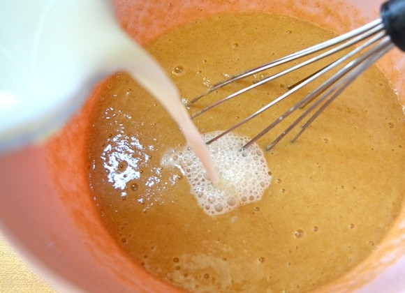 1. Этап. Пирог из овсянки: 5. Хорошенько размешайте все венчиком и влейте молоко, перемешайте снова.